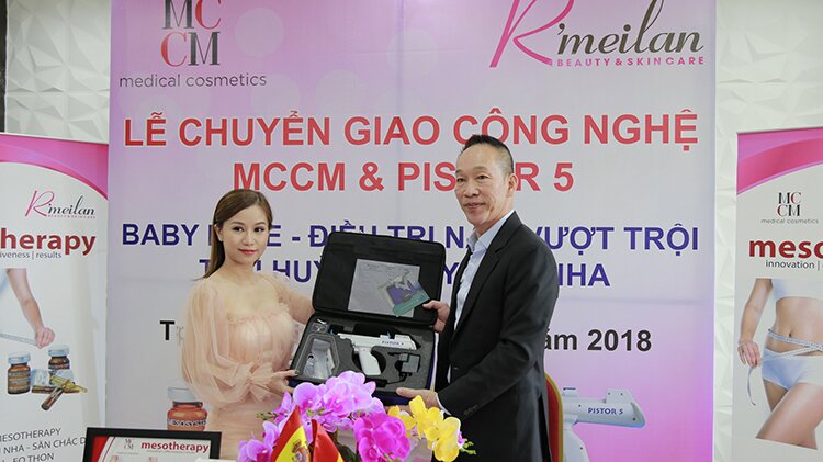 Chị Nguyễn Thị Minh Lý đại diện R’meilan nhận chuyển giao công nghệ từ Bác sĩ David Teh